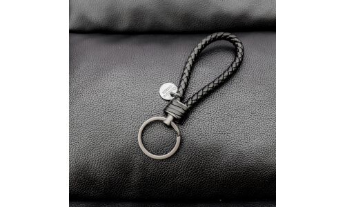 Брелок на ключи из плетенного шнурка