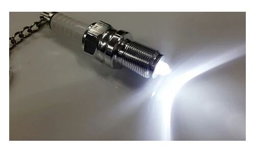 Брелок на ключи серии «Деталь автомобиля» (свеча зажигания) с фонариком