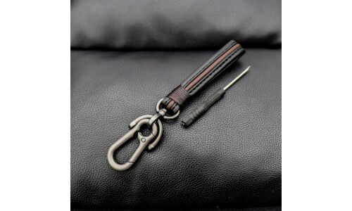 Брелок на ключи (карабин с кожаным черно-коричневым ремешком), отвертка в комплекте