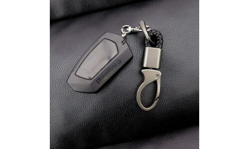 Брелок на ключи (карабин с кожаным ремешком), отвертка в комплекте