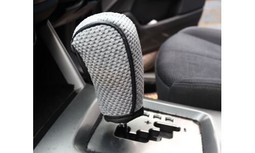 Чехол на ручку КПП, чёрная кожаная окантовка, вставки из серого флиса