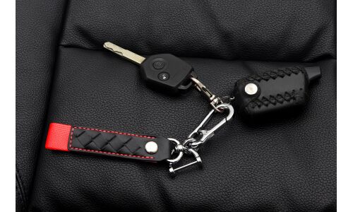 Брелок на ключи карабин с кожаным ремешком и красной ткан вставкой (с отверткой в комплекте)