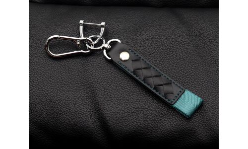 Брелок на ключи карабин с кожаным ремешком и зеленой ткан вставкой (с отверткой в комплекте)