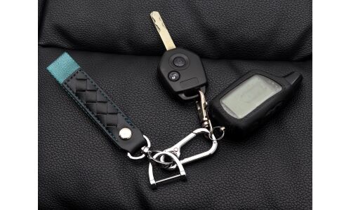 Брелок на ключи карабин с кожаным ремешком и зеленой ткан вставкой (с отверткой в комплекте)