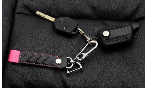 Брелок на ключи карабин с кожаным ремешком и розовой ткан вставкой (с отверткой в комплекте)