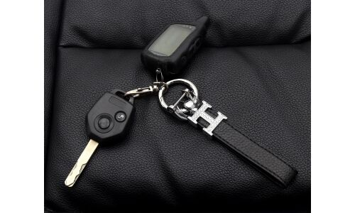Брелок на ключи с кожаным черным ремешком и  буквой "Н" со стразами (с отверткой в комплекте)