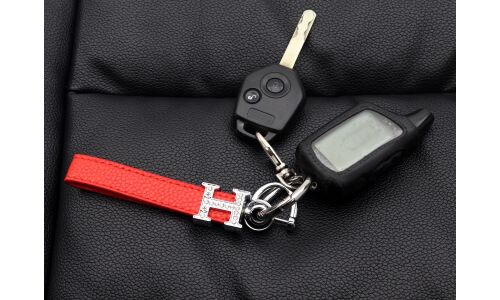 Брелок на ключи с кожаным красным ремешком и  буквой "Н" со стразами (с отверткой в комплекте)