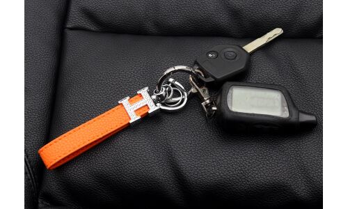 Брелок на ключи с кожаным оранжевым  ремешком и  буквой "Н" со стразами (с отверткой в комплекте)