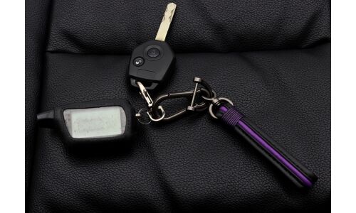 Брелок на ключи с кожаным, черно-фиолетовым ремешком (с отверткой в комплекте)