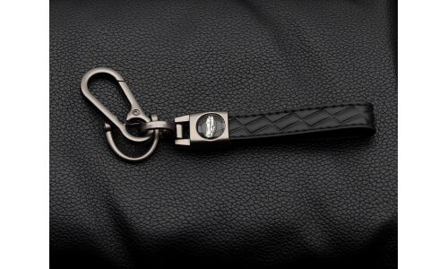 Брелок на ключи с кожаным, черным ремешком с узорами в виде ромбов  (с отверткой в комплекте)