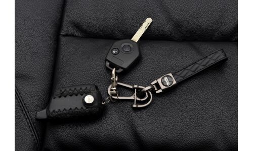 Брелок на ключи с кожаным, черным ремешком с узорами в виде ромбов  (с отверткой в комплекте)