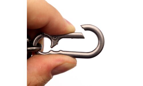 Брелок на ключи с кожаным, зеленым ремешком с узорами в виде ромбов  (с отверткой в комплекте)