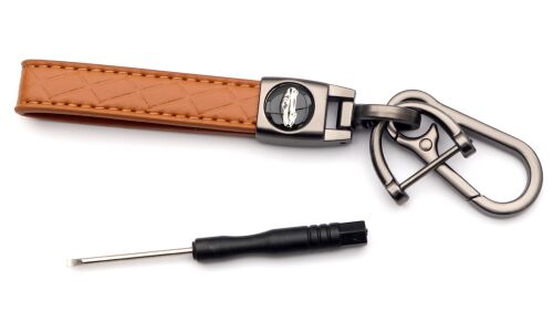 Брелок на ключи с кожаным, коричневым ремешком с узорами в виде ромбов  (с отверткой в комплекте)