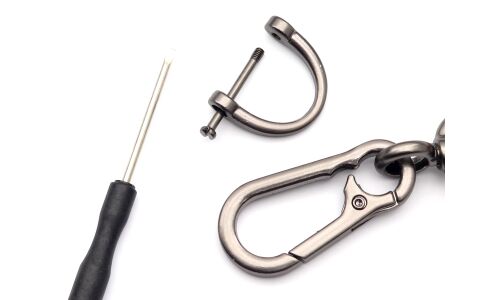 Брелок на ключи с кожаным, коричневым ремешком с узорами в виде ромбов  (с отверткой в комплекте)