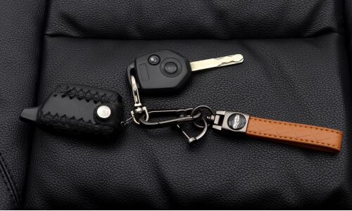 Брелок на ключи с кожаным, коричневым ремешком с узорами в виде ромбов  (с отверткой в комплекте)