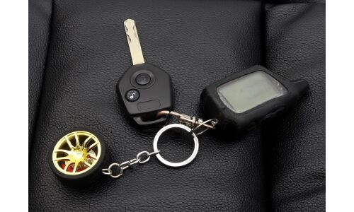 Брелок на ключи серии «Деталь автомобиля», золотое литье на резине, с тормозным диском и суппортом