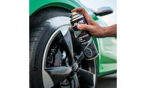Очиститель шин Lavr Tire Cleaner, пенный, с эффектом чернителя и водоотталкивающими свойствами, аэрозоль 650мл, арт. Ln1443